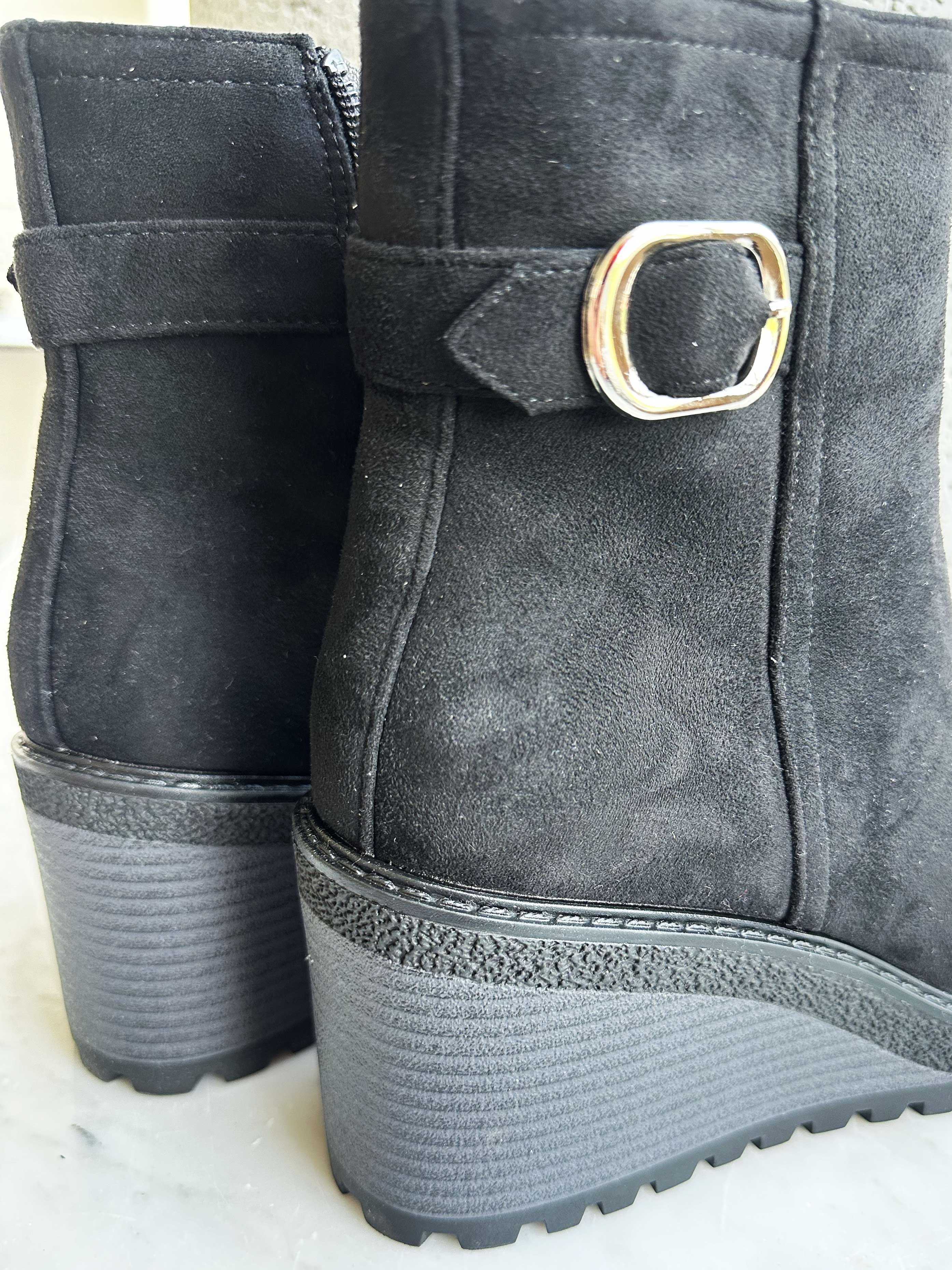 Carola - Støvle med kilehæl og sølv spænde